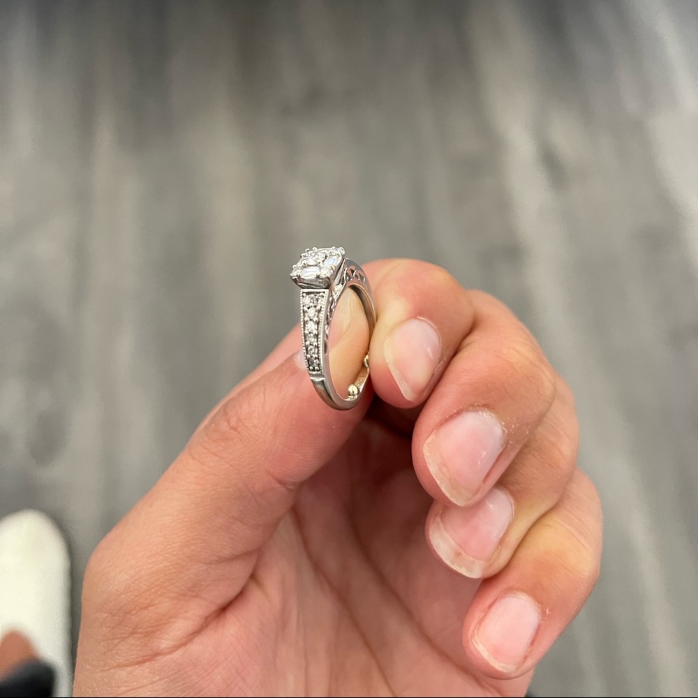 Wedding/engagement ring